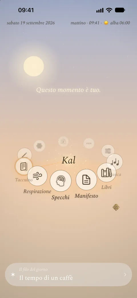 La schermata iniziale dell’app Kalisme, di mattina: Kal al centro, circondato dalle sue sezioni