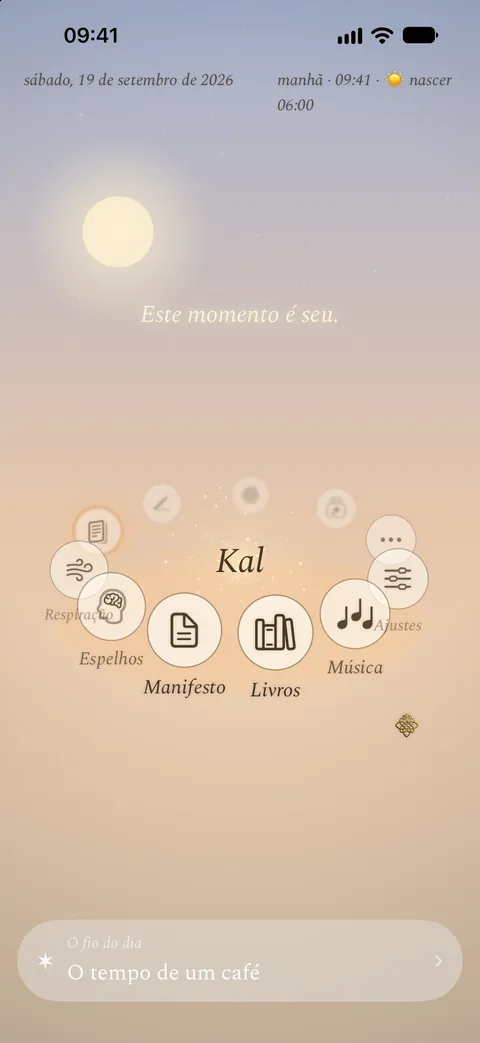 A tela inicial do app Kalisme, de manhã: Kal no centro, cercado por suas seções