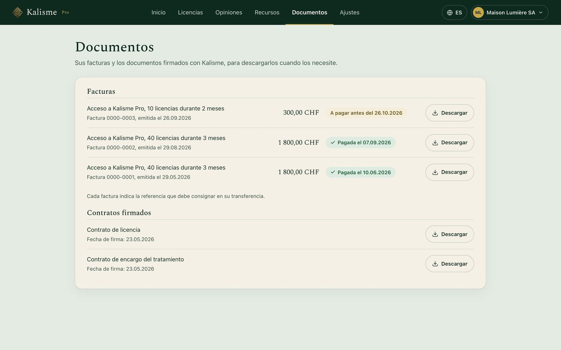 La pestaña Documentos del portal: las facturas, con su importe y su fecha de vencimiento o de pago, y después los contratos firmados, cada uno listo para descargar.
